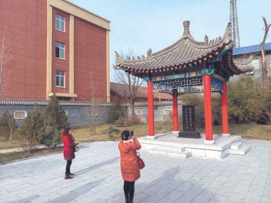 중국 시안에 있는 한국광복군 제2 지대 주둔지 옛 터를 찾은 문영숙 작가. [사진 시안총영사관]