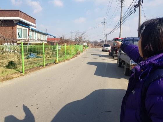 17일 충북 청주시 북이면 대율2리에서 견인복씨가 예전에 살던 집을 가르키고 있다. 최종권 기자