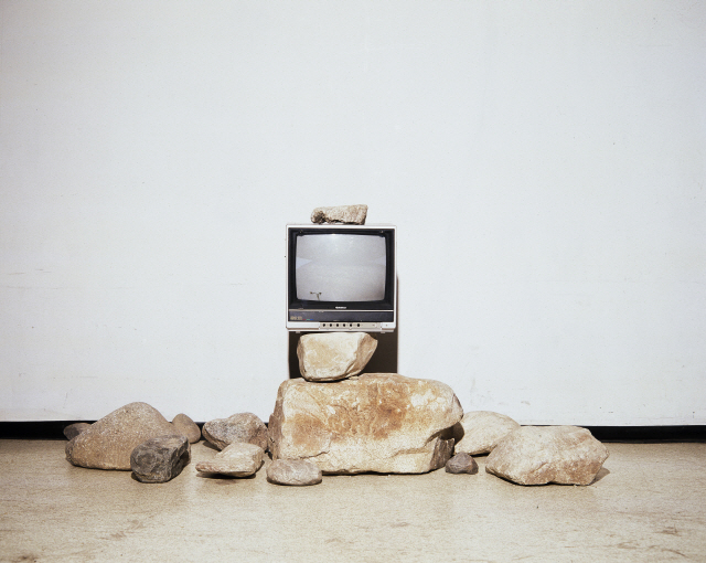 박현기 ‘무제’ 1979년, 돌14개와 모니터1대, 120x260x260cm /사진제공=국립현대미술관