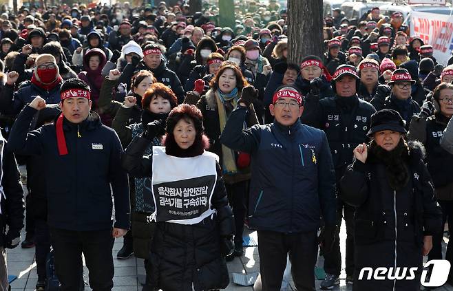 17일 오전 서울 여의도 국회 앞에서 열린 '빈민생존권 쟁취 투쟁결의대회'에서 참가자들이 구호를 외치고 있다. 2019.1.17/뉴스1 © News1 박세연 기자