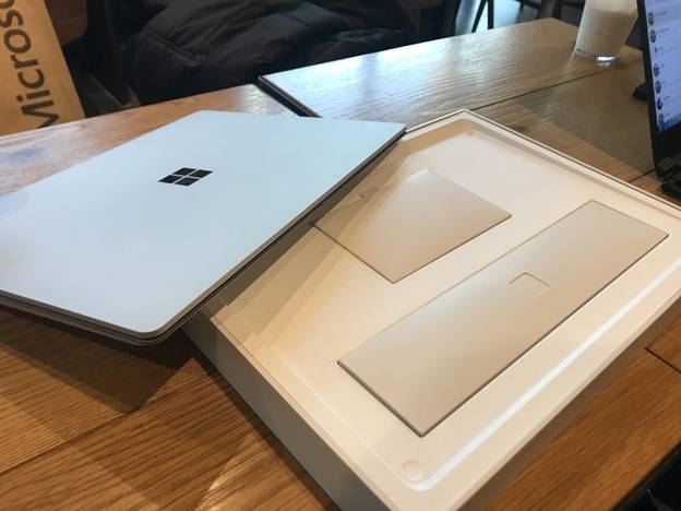 서피스 랩탑 2의 박스 구성. 본체와 설명서, 전원 연결 코드만 들어있다. /이정민 기자