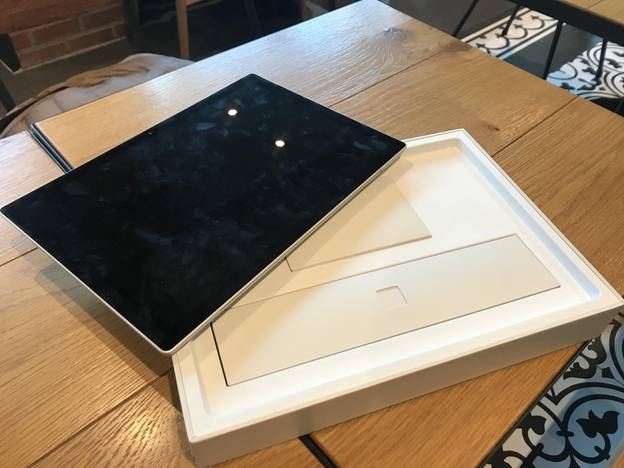 서피스 프로 6의 제품 박스 구성. 서피스 랩탑 2와 동일한 구성이다. /이정민 기자