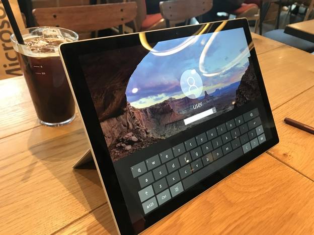 서피스 프로 6에서 힌지를 살짝 펼쳐 세워둔 모습. /이정민 기자