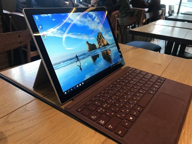 서피스 프로 6에 타이핑 커버를 부착한 모습. 뒷면에 힌지를 세우면 일반 노트북과 다를게 없다. /이정민 기자