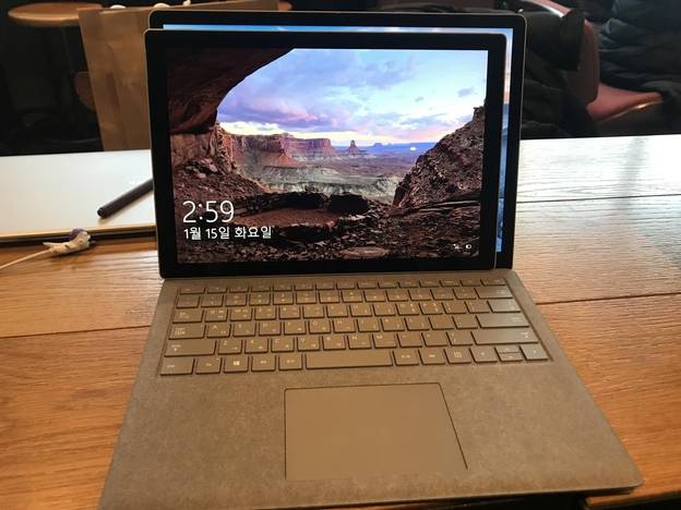 서피스 랩탑 2 위에 서피스 프로 6를 겹쳐놓은 모습. 서피스 랩탑 2의 디스플레이가 1.2인치 더 크다. /이정민 기자