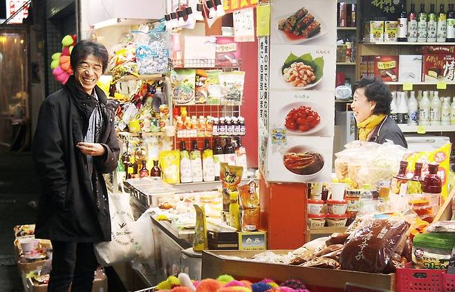 후지이 다케시가 지난 8일 저녁 오사카 쓰루하시의 한 김치가게에서 재일한인 주인과 웃으며 이야기하고 있다.