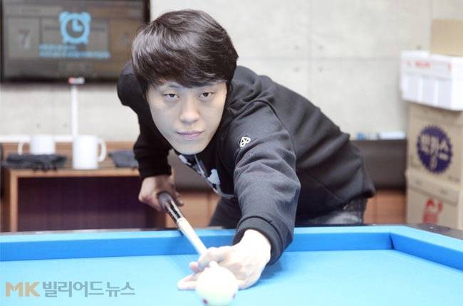 안광준은 빌마트퓨리배 대회 본선 첫 경기인 32강전을 가장 어려웠던 경기로 꼽았다. 32강전에서 한때 10점 차이까지 뒤지고 있던 안광준은 극적인 역전승을 거두며 16강 진출에 성공했다. 사진은 샷 시범을 보이고 있는 안광준.