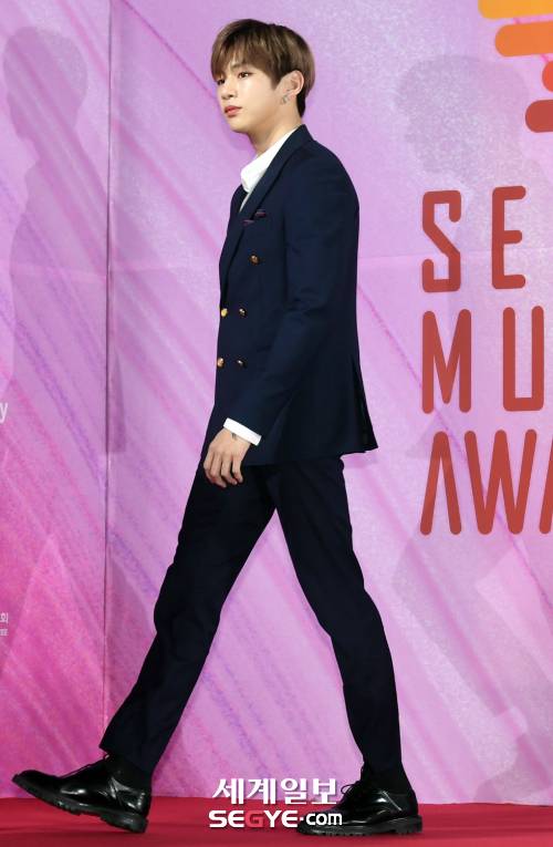 그룹 워너원 강다니엘이 지난 15일 서울 구로구 고척동 고척돔에서 열린 ‘제28회 하이원 서울가요대상’에 참석해 무대로 이동하고 있다.