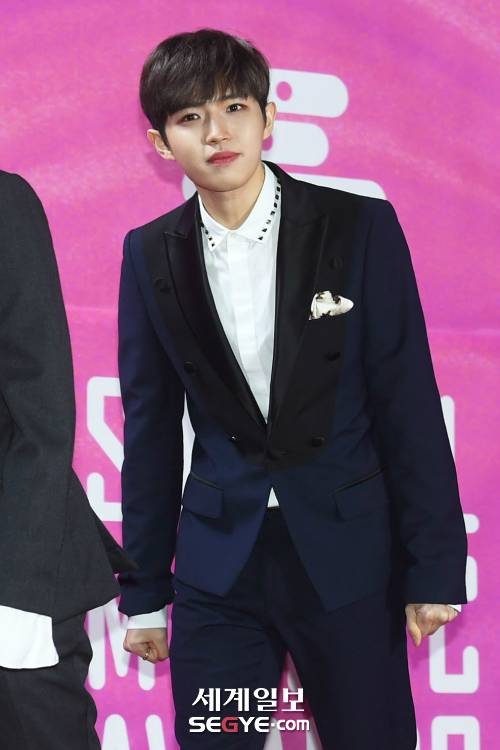 그룹 워너원 김재환이 지난 15일 서울 구로구 고척동 고척돔에서 열린 ‘제28회 하이원 서울가요대상’에 참석해 무대로 이동하고 있다.