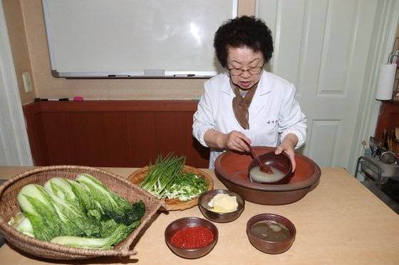장태(‘자배기’의 제주도 말)에 좁쌀과 차조 풀국을 붓고 양념을 갤 준비를 하는 김지순 명인. 배추는 포기가 작아 5시간쯤 절였다. 신인섭 기자