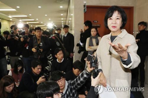 의혹 해명하는 손혜원 의원 (서울=연합뉴스) 이진욱 기자 = 더불어민주당 손혜원 의원이 20일 서울 여의도 국회 정론관 앞에서 기자들 질문에 답하고 있다. 2019.1.20      cityboy@yna.co.k