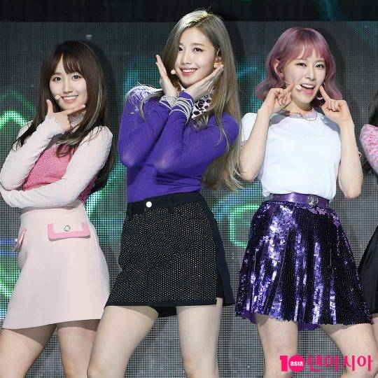 그룹 체리블렛 해윤, 유주, 보라가 21일 오후 서울 광진구 광장동 예스24 라이브홀에서 열린 데뷔 싱글 앨범 ‘렛츠 플레이 체리블렛(Let’s Play Cherry Bullet)’ 발매 기념 쇼케이스에서 멋진 무대를 펼치고 있다.