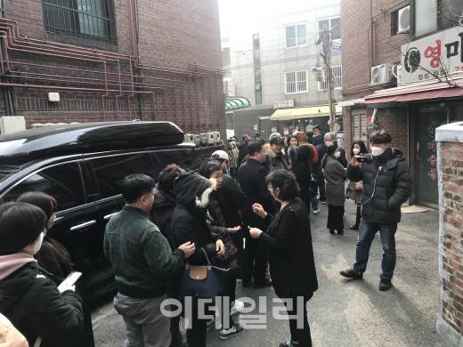 지난 14일 서울 용산구 청파동의 한 냉면집 앞에서 시민들은 미세먼지 경보가 내린 날씨에도 줄을 길게 서 차례를 기다리고 있다.(사진=최정훈 기자)