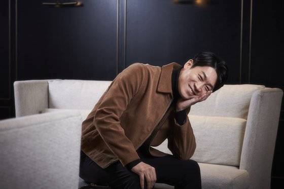 배우 진선규는 영화 ‘범죄도시’의 살벌한 조선족 조폭 역할로 유명해진 뒤, ‘암수살인’의 형사를 거쳐 23일 개봉하는 ‘극한직업’에선 치킨집을 위장창업한 마약반 형사역을 맡았다. 그는 ’센 배역보다는, 허당 이미지의 코믹한 배역이 자신의 모습과 더 비슷하다“며 ’나중엔 복싱 영화나 ‘너는 내 운명’같은 슬픈 멜로 영화도 해 보고 싶다“고 말했다. [사진 각 영화사]