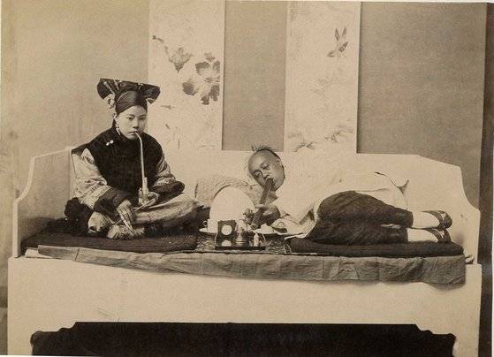 청나라의 한 가정에서 아편을 흡입하는 모습 [중앙포토]