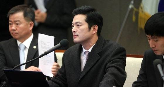 민간인 사찰 의혹을 제기한 전 청와대 감찰반원인 김태우 검찰수사관이 21일 오전 서울 중구 프레스센터에서 기자회견을 열고 입장을 밝히고 있다. [뉴시스]