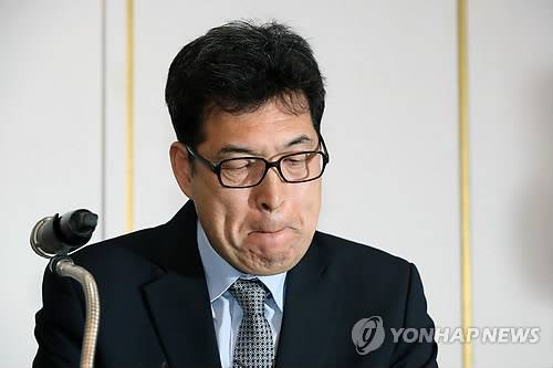 굳은 표정의 전명규 교수 (서울=연합뉴스) 최재구 기자 = '빙상계 절대강자'로 불리는 전명규 한국체대 교수(전 빙상연맹 부회장)가 21일 오후 서울 송파구 올림픽파크텔에서 기자회견을 열어 빙상계 폭력·성폭력 사태와 관련한 입장을 밝히고 있다. 이날 오전 손혜원 의원과 젊은 빙상인연대는 기자회견을 열어 전 교수를 '빙상계 적폐'로 지목하고 수사를 촉구했다.  jjaeck9@yna.co.kr