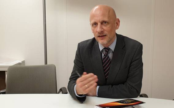 팀 굴드(Tim Gould) IEA 에너지 공급·투자 전망 국장이 본지와 인터뷰를 하고 있다. 굴드 국장은 국제 에너지 분야 최고 권위자로 꼽히는 전문가로, IEA에서 매년 발간하는 ‘세계 에너지 전망(World Energy Outlook)’ 보고서를 주도적으로 집필하고 있다. (사진=김상윤 기자)