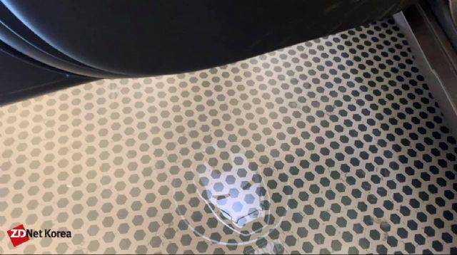 문이 열리면 자동으로 아이언맨 캐릭터 도어 스팟 램프가 켜지는 코나 아이언맨 에디션 (사진=지디넷코리아)