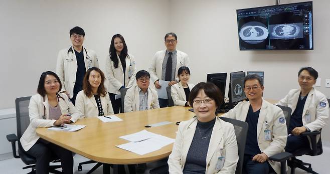 호흡기폐암센터 ‘폐암협진팀’ 교수들이 환한 표정으로 포즈를 취했다.  부천성모병원 제공