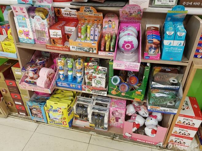 지난 19일 서울 시내에 위치한 한 약국에서 어린이 비타민 사탕 및 장난감 등을 판매하고 있다./사진=한민선 기자