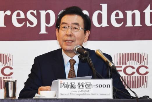 박원순 서울시장이 21일 오후 서울 프레스센터 외신기자클럽에서 서울 주재 외신기자 신년 기자회견을 하고 있다. 안주영 기자 jya@seoul.co.kr