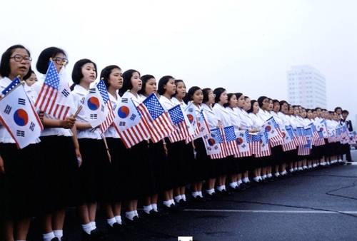 (서울=연합뉴스) 1979년 카터 미국 대통령 환영식 참석한 여학생들[국가기록원 제공]