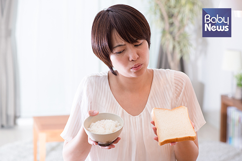 모유수유를 할 때 산모에게는 평소보다 더 많은 칼로리가 필요하다. 해조류, 양질의 단백질, 충분한 수분을 섭취하고 젖몸살을 예방하고 유선 케어에 도움을 주는 허브차를 마시면 좋다. ⓒ아모마 자연주의