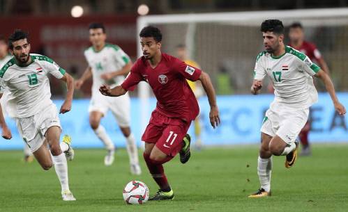 아크람 아피프가 23일 이라크전에서 드리블하고 있다. 출처 | 아시안컵 공식 트위터