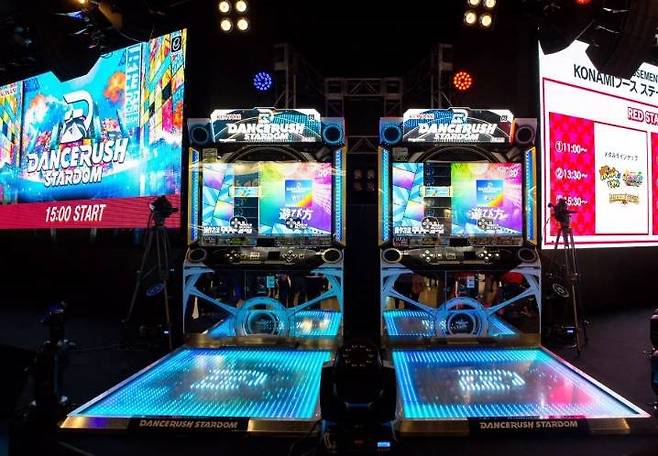 (코나미의 신작 '댄스러시 스타덤'. 바닥의 LED 발판이 눈에 띈다)