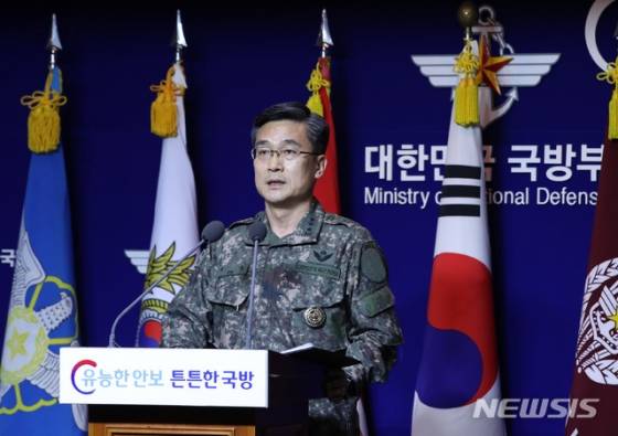 【서울=뉴시스】이윤청 수습기자 = 서욱 합동참모본부 작전본부장이 23일 오후 서울 용산구 국방부 브리핑룸에서 일본 초계기 근접비행 관련 국방부 입장을 브리핑하고 있다. 국방부는 오늘 오후2시3분께 이어도 인근 해상에서 일본 초계기가 우리 해군 함정을 명확하게 식별한 상황임에도 불구, 거리 약 540미터, 고도 약 60~70미터로 저고도 근접위협비행을 했으며 이는 명백한 도발행위로 간주한다고 밝혔다. 2019.01.23. radiohead@newsis.com <저작권자ⓒ 공감언론 뉴시스통신사. 무단전재-재배포 금지.>