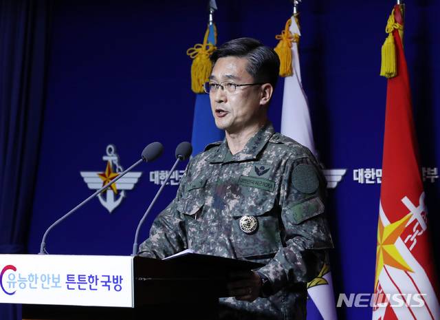 【서울=뉴시스】이윤청 수습기자 = 서욱 합동참모본부 작전본부장이 23일 오후 서울 용산구 국방부 브리핑룸에서 일본 초계기 근접비행 관련 국방부 입장을 브리핑하고 있다.  국방부는 오늘 오후2시3분께 이어도 인근 해상에서 일본 초계기가 우리 해군 함정을 명확하게 식별한 상황임에도 불구, 거리 약 540미터, 고도 약 60~70미터로 저고도 근접위협비행을 했으며 이는 명백한 도발행위로 간주한다고 밝혔다. 2019.01.23. radiohead@newsis.com