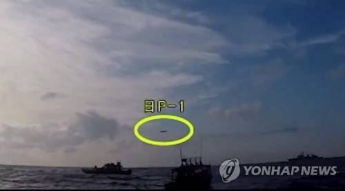 일본 초계기, 23일 우리 함정 향해 또 근접비행 (서울=연합뉴스) 국방부가 23일 오후 일본 해상자위대 초계기가 이날 우리 해군 함정을 향해 근접 비행을 했다고 밝혔다. 사진은 국방부가 지난 4일 공개한 지난해 12월 20일 조난 선박 구조작전 중인 광개토대왕함 상공에 저고도로 진입한 일본 초계기 모습(노란 원).  [국방부 유튜브 캡처] photo@yna.co.kr