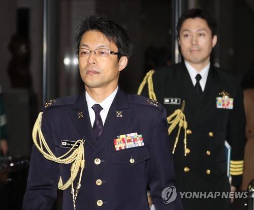 국방부, 주한일본무관 초치 (서울=연합뉴스) 박동주 기자 = 국방부가 주한일본무관을 초치해 일본 초계기의 근접 위협비행에 항의한 23일 나가시마 토루 주한일본무관이 서울 국방부 청사를 나서고 있다. pdj6635@yna.co.kr