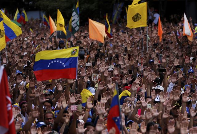 마르코스 페레스 히메네스 독재정권 종식 61주년인 23일 니콜라스 마두로 베네수엘라 대통령의 퇴진을 요구하는 대규모 반정부 시위가 열렸다. 카라카스=AP 연합뉴스