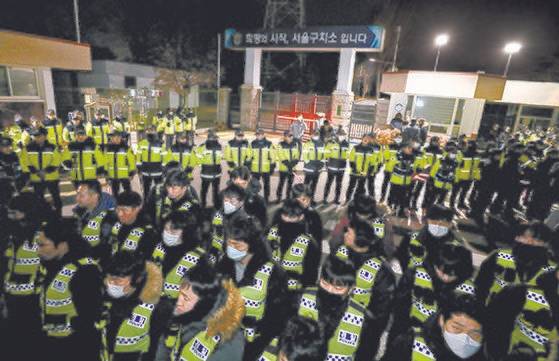양승태 전 대법원장이 영장실질심사를 마치고 결과를 기다리고 있는 23일 오후 경기 의왕시 서울구치소 앞에 경찰이 배치되어 있다. [뉴시스]