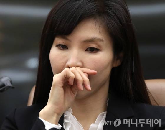 서지현 검사가 24일 오전 서초구 서울변호사회관에서 인사보복 혐의로 기소돼 1심에서 실형을 선고받고 법정구속 된 안태근 전 검사장과 관련해 기자회견을 하고 있다./사진=홍봉진 기자