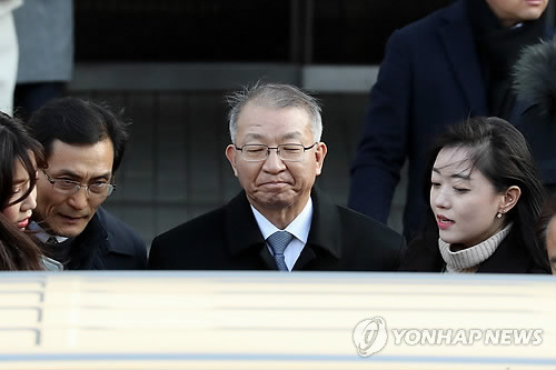 영장실질심사 마친 양승태, '묵묵부답' (서울=연합뉴스) 최재구 기자 = 사법행정권을 남용한 혐의를 받는 양승태 전 대법원장이 23일 서울 중앙지법에서 열린 구속 전 피의자 심문(영장실질심사)을 마친 뒤 밖으로 나서고 있다. 2019.1.23 jjaeck9@yna.co.kr