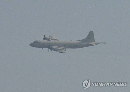 '일본 초계기 위협비행' 사진 공개…대조영함 우현 저고도비행 (서울=연합뉴스) 국방부가 24일 오후 일본 해상자위대 소속 P-3 초계기가 우리 해군 구축함 대조영함 인근으로 초저고도 위협비행을 한 사진을 공개했다. 일본 초계기가 고도 약 60m로 비행하면서 대조영함 우현을 통과하고 있다. 2019.1.24 [국방부 제공] photo@yna.co.kr