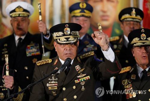 장성들과 함께 기자회견 하는 블라디미르 파드리노 베네수엘라 국방부 장관 [로이터=연합뉴스]