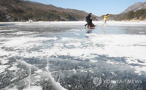 스케이트장 된 산정호수[연합뉴스 자료사진]