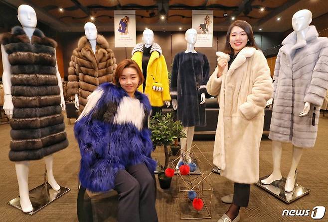 지난 3일  강남구 현대백화점 무역센터점에서 열린 '진도모피그룹 패밀리 세일'에서 직원들이 다양한 모피 상품들을 소개하고 있다. (현대백화점 제공) 2019.1.3/뉴스1