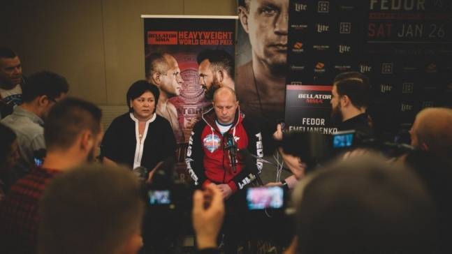 ▲ 표도르 예멜리야넨코(사진 가운데)가 오는 27일(한국 시간) 벨라토르 헤비급 그랑프리 결승전에서 라이언 베이더와 맞붙는다. ⓒ벨라토르MMA 트위터