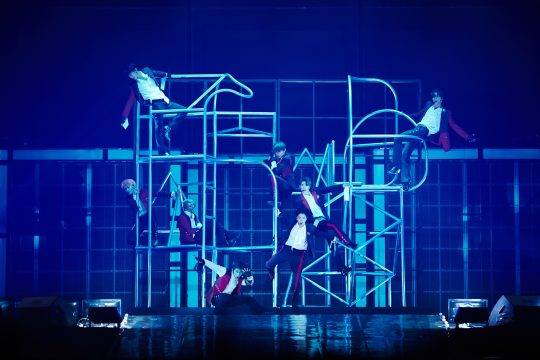 그룹 NCT 127이 27일 오후 서울 방이동 올림픽공원 KSPO DOME에서 열린 첫 단독 콘서트 ‘네오 시티 : 서울 – 디 오리진’에서 환상적인 퍼포먼스를 보여주고 있다. / 사진제공=SM엔터테인먼트