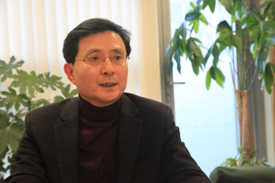 김재철 가톨릭대 국제학부 교수가 2019년 1월 16일 자신의 연구실에서 조선비즈와의 인터뷰에서 미중 무역분쟁과 향후 정치적·경제적 중국의 행보에 관해 설명하고 있다. 그는 “지금 경제에서 상대적으로 미국이 우위인 건 사실이지만 독보적인 우위는 아니다”라고 주장했다. /이다비 기자