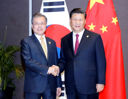 아시아태평양경제협력체(APEC) 정상회의 참석차 파푸아뉴기니를 찾은 문재인 대통령이 2018년 11월 17일 오후 포트모르즈비 시내 스탠리 호텔에서 시진핑(習近平) 중국 국가주석을 만나 반갑게 악수하고 있다. /연합뉴스