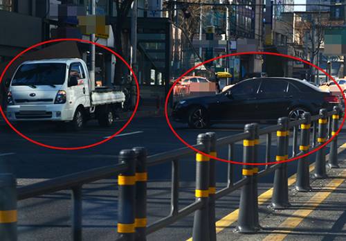 지하철 출입구 인근 차도에는 불법 주정차 된 차량이 차량 흐름을 방해하고 있다.