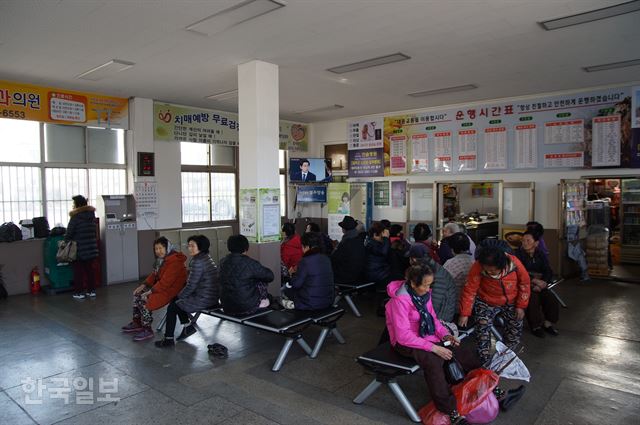 영화 택시운전사 촬영장소였던 경북 성주버스정류장 대합실에서 승객들이 버스를 기다리고 있다. 김재현기자 k-jeahyun@hankookilbo.com