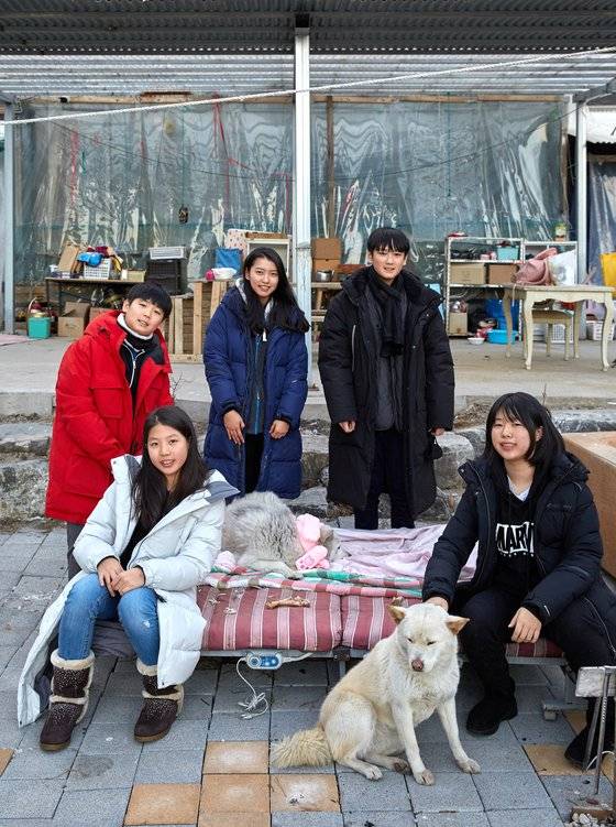 소중 학생기자단은 이날 이 씨를 도와 반나절 동안 반려견 수십 마리를 돌봤다. 잠깐의 체험만으로도 녹초가 되는데 이를 매일 하는 이 씨가 존경스럽다는 게 학생기자단의 말이다.