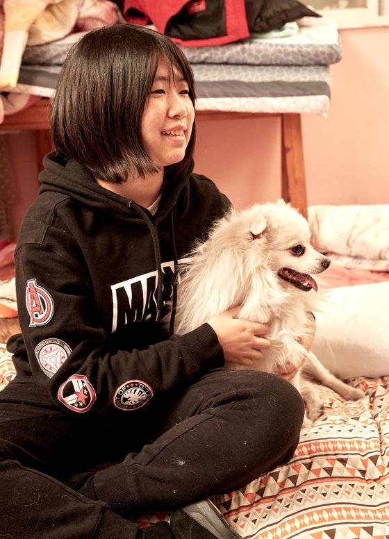 차연수 학생기자가 핫티를 안고 있다.